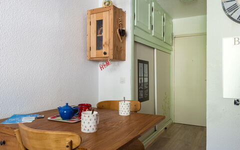 Batiment B: Bord, Møbel, Ejendom, Bygning, Træ, Indretning, Dør, Væg, Billedramme, Ur