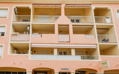 Le Riviera: Vand, Himmel, Ejendom, Blå, Svømmepøl, Azure, Bygning, Skygge, Kompositmateriale, Fritid