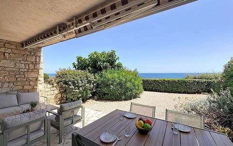 Les Maures de L'Esterel: Møbel, Udendørs Møbler, Stol, Skygge, Udendørs Bord, Estate, Altan, Udvej, Landscaping, Eco Hotel
