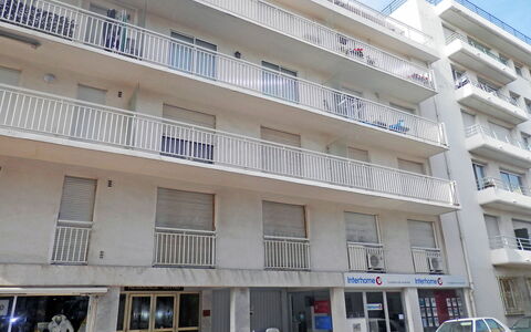 Cannes 548: Hjul, Bygning, Vindue, Himmel, Køretøj, Bil, Kvarter, Urban Design