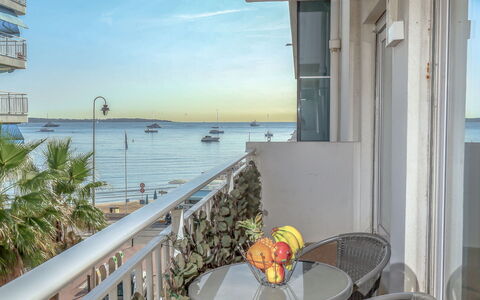 Cannes 548: Himmel, Vand, Ejendom, Bord, Bygning, Sky, Stol, Azure, Plante, Badeby