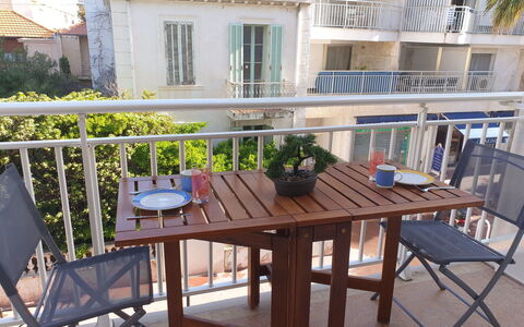 Cannes 548: Bygning, Vindue, Bord, Plante, Udendørs Bord, Udendørs Møbler, Hus, Træ, Indretning, Stol