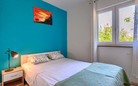 Finida: Møbel, Ejendom, Vindue, Komfort, Bygning, Azure, Træ, Textile, Indretning, Bed Frame