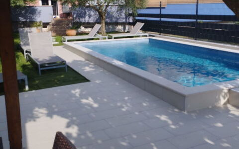 Finida: Svømmepøl, Kompositmateriale, Etage, Udvej, Udendørs Møbler, Skygge, Flise, Water Feature, Fritid, Beton