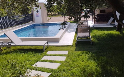 Finida: Svømmepøl, Have, Kompositmateriale, Udendørs Møbler, Fritid, Backyard, Landscaping, Skygge, Gård