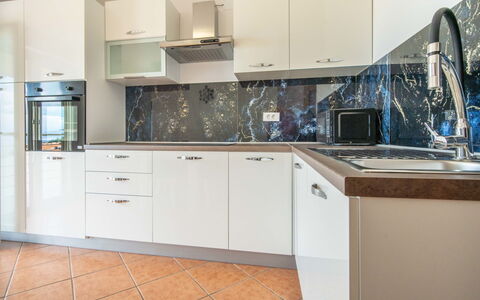 Senj 105: Countertop, Cabinetry, Ejendom, Møbel, Tap, Håndvask, Køkkenvask, Komfur, Køkken, Bygning