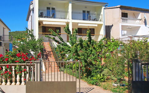 Vodice Tribunj 124: Blomst, Himmel, Plante, Bygning, Vindue, Ejendom, Hus, Dør, Skygge, Urban Design