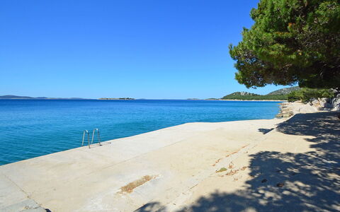 Vodice Tribunj 124: Vand, Himmel, Vandressourcer, Træ, Coastal Og Oceaniske Landskabsformer, Naturlige Landskab, Plante, Bank, Sø, Træ