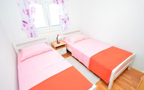 Sofija: Møbel, Bygning, Vindue, Komfort, Textile, Bed Frame, Indretning, Hus, Etage, Stol