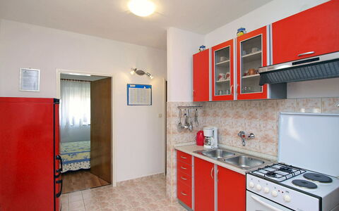 Sofija: Cabinetry, Countertop, Håndvask, Tap, Komfur, Indretning, Bygning, Sanitærarmatur, Husholdningsapparat