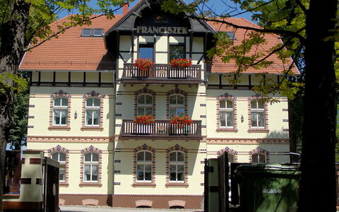 Szczawno Zdroj 100: Bygning, Ejendom, Vindue, Himmel, Træ, Dør, Kvarter, Facade, Hus, Sommerhus