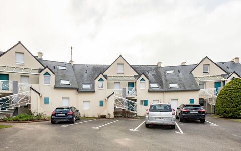 Les Villas de Kermaria: Himmel, Bil, Plante, Køretøj, Bygning, Sky, Ejendom, Vindue, Hjul