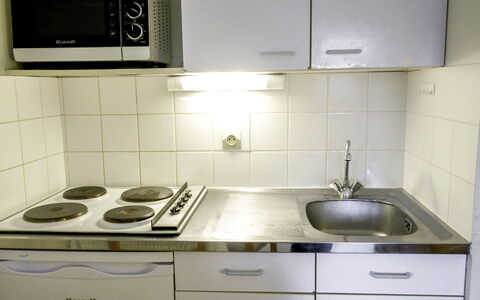 Plein Ciel: Countertop, Cabinetry, Ejendom, Køkkenvask, Håndvask, Komfur, Køkken, Sort, Gaskomfur, Cooktop