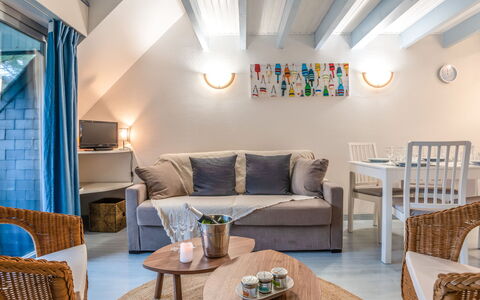 Les Pins: Bord, Møbel, Couch, Ejendom, Blå, Stol, Stue, Indretning, Belysning, Etage
