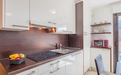 Santa Monica: Cabinetry, Countertop, Ejendom, Køkkenvask, Håndvask, Tap, Køkken, Komfur, Bygning, Træ