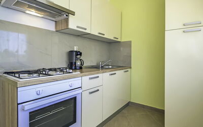 Ana 102.1: Cabinetry, Countertop, Ejendom, Komfur, Gaskomfur, Cooktop, Bygning, Køkken Apparat, Køkken, Tap