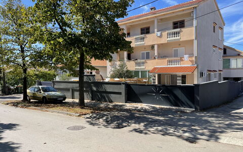 Zadar 150: Bygning, Himmel, Vindue, Plante, Sky, Vejbelægning, Træ, Hus, Urban Design, Asfalt