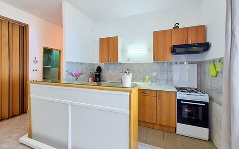 Vesna: Gulvbelægning, Køkken, Møbel, Countertop, Indretning, Etage, Træ, Køkken Apparat, Cabinetry, Større Bandage