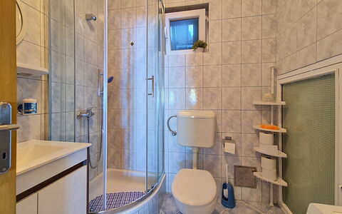 Vesna: Badeværelse, Sanitærarmatur, Gulvbelægning, Badeværelsesvask, Indretning, Etage, Toilet, Toiletbræt, Håndvask, Tap