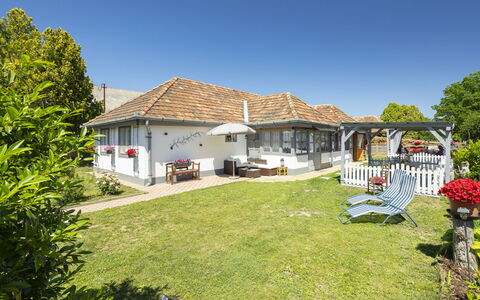 Sunny: Himmel, Tag, Hus, Busk, Hjem, Sommerhus, Boligområde, Land Lot, Landdistrikt