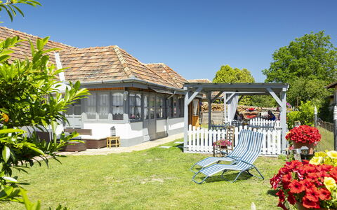 Sunny: Tag, Hus, Boligområde, Hjem, Sommerhus, Busk, Veranda, Land Lot, Skygge