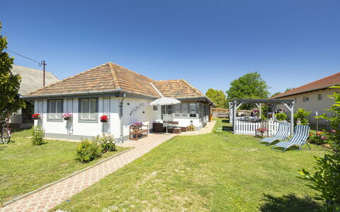 Sunny: Hus, Tag, Boligområde, Hjem, Busk, Sommerhus, Land Lot, Lawn, Skygge, Have