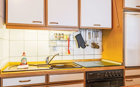 Sunny: Køkken, Træ, Countertop, Indretning, Køkkenvask, Køkken Apparat, Større Bandage, Cabinetry, Gulvbelægning, Værelse