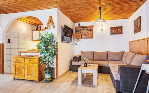 Sunny: Møbel, Træ, Indretning, Hjem, Gulvbelægning, Værelse, Etage, Loft, Couch, Stue