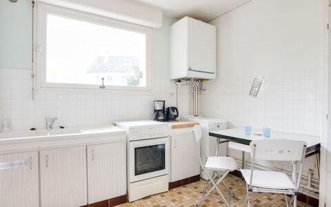 Penthievre: Countertop, Cabinetry, Møbel, Køkkenvask, Ejendom, Håndvask, Vindue, Tap, Køkken, Komfur