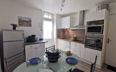 La Licorne: Cabinetry, Ejendom, Bord, Møbel, Countertop, Indretning, Skuffe, Stol, Etage, Gulvbelægning