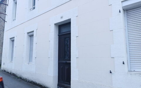 La Licorne: Bygning, Vindue, Dør, Hus, Boligområde, Facade, Vejbelægning, Asfalt, Toner Og Skygger