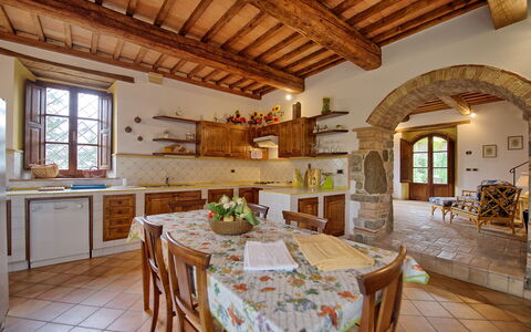 Villa Montalcino: Ejendom, Værelse, Bygning, Loft, Indretning, Bjælke, Møbel, Hus, Køkken, Hjem