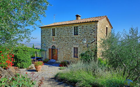 Villa Montalcino: Ejendom, Hus, Blå, Sommerhus, Bygning, Ejendom, Stuehus, Landdistrikt, Væg, Hjem