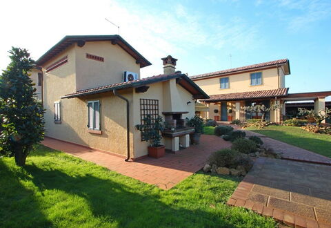 Casa Daniela: Boligområde, Hus, Tag, Busk, Hjem, Have, Estate, Hacienda, Landscaping, Gård