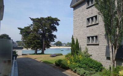 Carnac 235: Plante, Himmel, Bygning, Ejendom, Vindue, Træ, Vejbelægning, Arkitektur, Urban Design, Græs