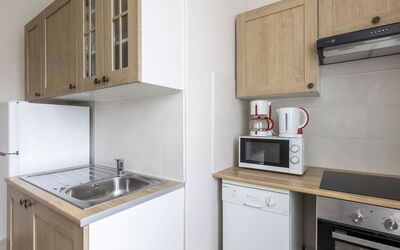 Dinard 120: Ejendom, Cabinetry, Hvid, Gaskomfur, Køkken Apparat, Bygning, Countertop, Komfur, Cooktop, Husholdningsapparat