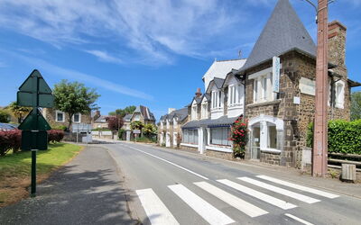 Dinard 120: Vand, Plante, Bygning, Daytime, Ejendom, Himmel, Svømmepøl, Azure, Træ, Krop Af Vand