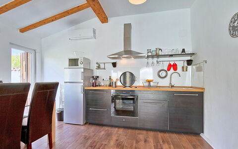 Ravan: Cabinetry, Countertop, Ejendom, Møbel, Bygning, Komfur, Skuffe, Træ, Belysning, Køkken