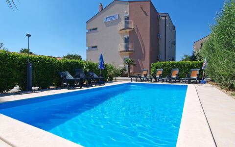 Zadar Bibinje 208: Vand, Plante, Himmel, Ejendom, Daytime, Svømmepøl, Bygning, Blå, Azure, Skygge