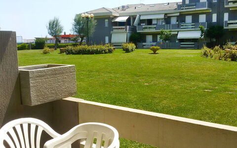 Silvi Marina 320: Plante, Bygning, Daytime, Ejendom, Himmel, Vindue, Bord, Skygge, Land Lot, Stol