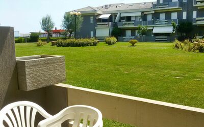 Silvi Marina 320: Plante, Bygning, Daytime, Ejendom, Himmel, Vindue, Bord, Skygge, Land Lot, Stol