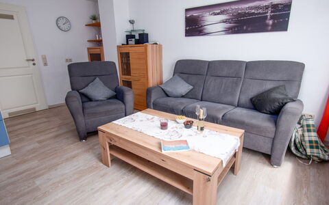 Fischerstube: Couch, Møbel, Bord, Billedramme, Azure, Komfort, Træ, Belysning, Indretning, Stue