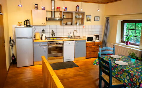 Haus Keller: Cabinetry, Countertop, Køkkenvask, Håndvask, Møbel, Vindue, Tap, Køkken, Komfur, Træ