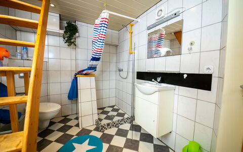 Haus Keller: Ejendom, Sanitærarmatur, Bygning, Hus, Badeværelse, Gulvbelægning, Indretning, Etage, Gul, Line