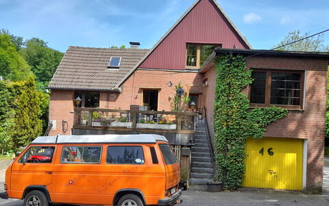 Haus Keller: Himmel, Plante, Ejendom, Køretøj, Vindue, Sky, Bygning, Bil, Hjul