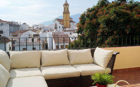 Plaza de Las Flores: Couch, Himmel, Ejendom, Møbel, Plante, Blomsterkrukke, Stueplante, Bygning, Sky, Belysning