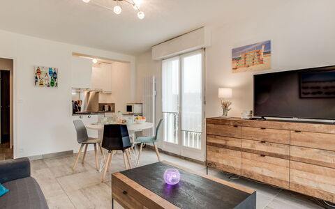 Quiberon 141: Møbel, Billedramme, Bord, Træ, Indretning, Couch, Gulvbelægning, Etage, Køkken, Stue