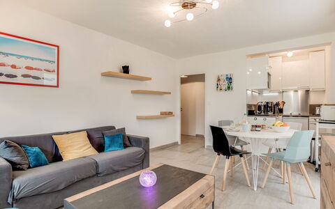 Quiberon 141: Bord, Møbel, Ejendom, Couch, Azure, Træ, Indretning, Belysning, Studio Couch, Etage