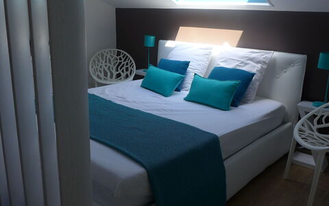 Capbreton 450: Møbel, Ejendom, Bygning, Bord, Komfort, Bed Frame, Azure, Pude, Rektangel, Textile