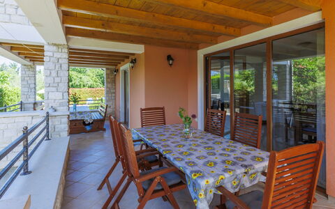 Villa Vittoria: Møbel, Ejendom, Bord, Veranda, Stol, Træ, Skygge, Indretning, Vindue, Etage